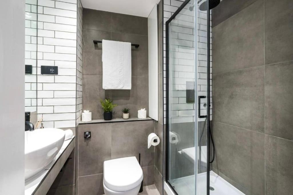 3 X Bedroom Riverside Flat With Hot Tub On Roof Terrace London Bagian luar foto