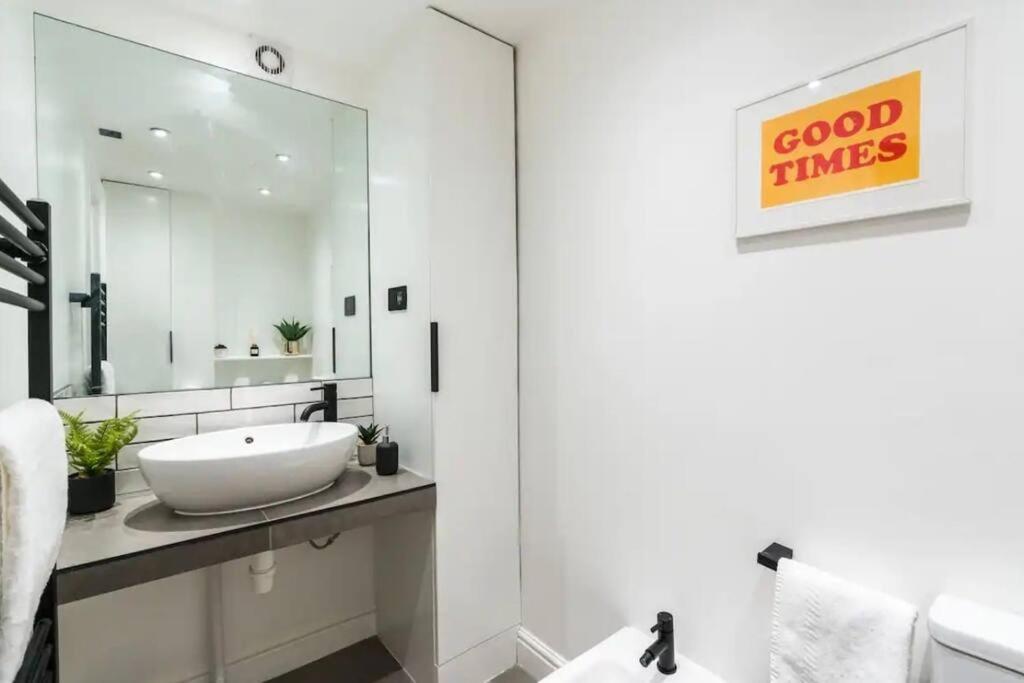 3 X Bedroom Riverside Flat With Hot Tub On Roof Terrace London Bagian luar foto