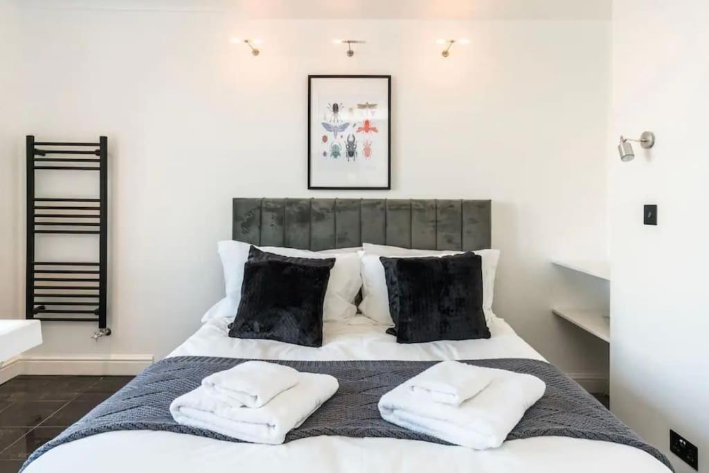 3 X Bedroom Riverside Flat With Hot Tub On Roof Terrace London Bagian luar foto