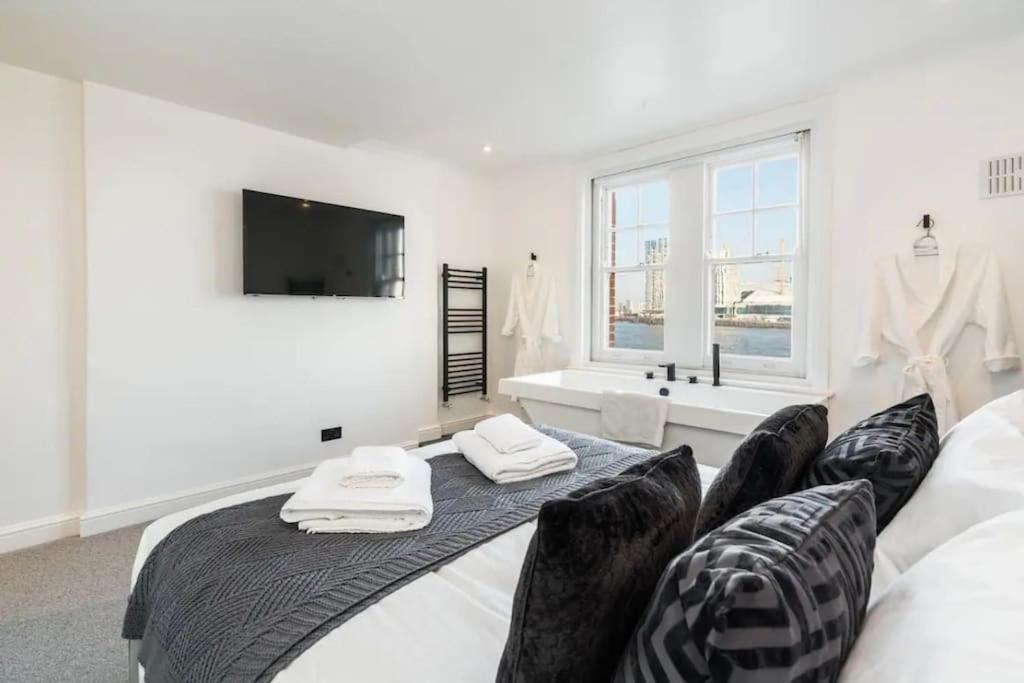 3 X Bedroom Riverside Flat With Hot Tub On Roof Terrace London Bagian luar foto