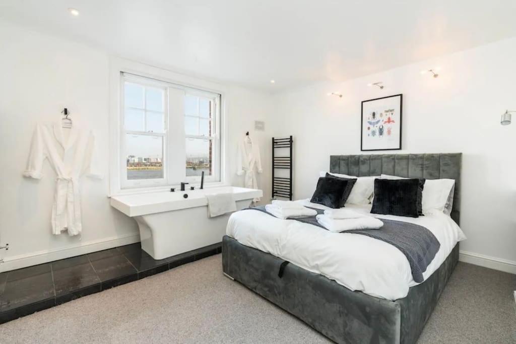 3 X Bedroom Riverside Flat With Hot Tub On Roof Terrace London Bagian luar foto