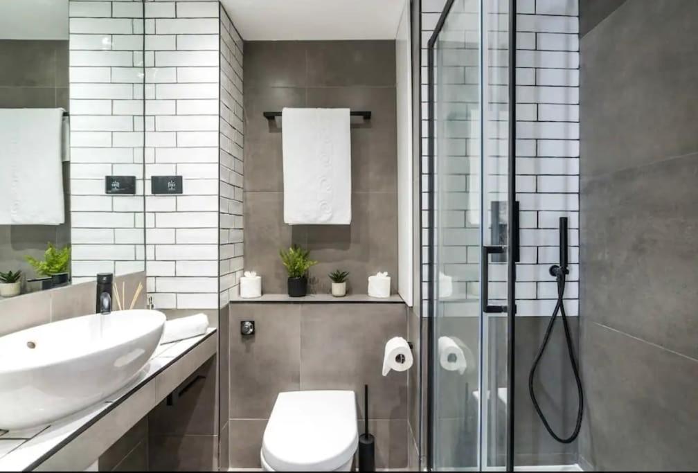 3 X Bedroom Riverside Flat With Hot Tub On Roof Terrace London Bagian luar foto
