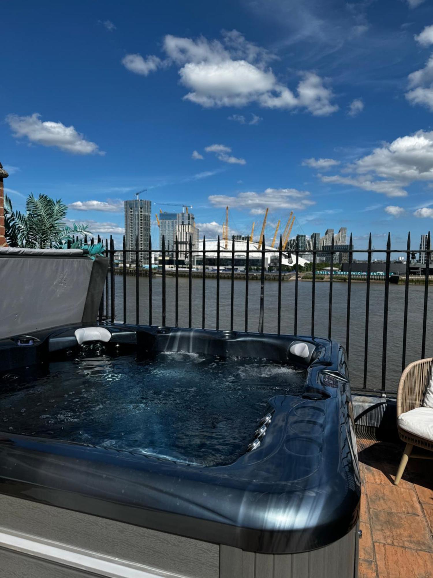 3 X Bedroom Riverside Flat With Hot Tub On Roof Terrace London Bagian luar foto
