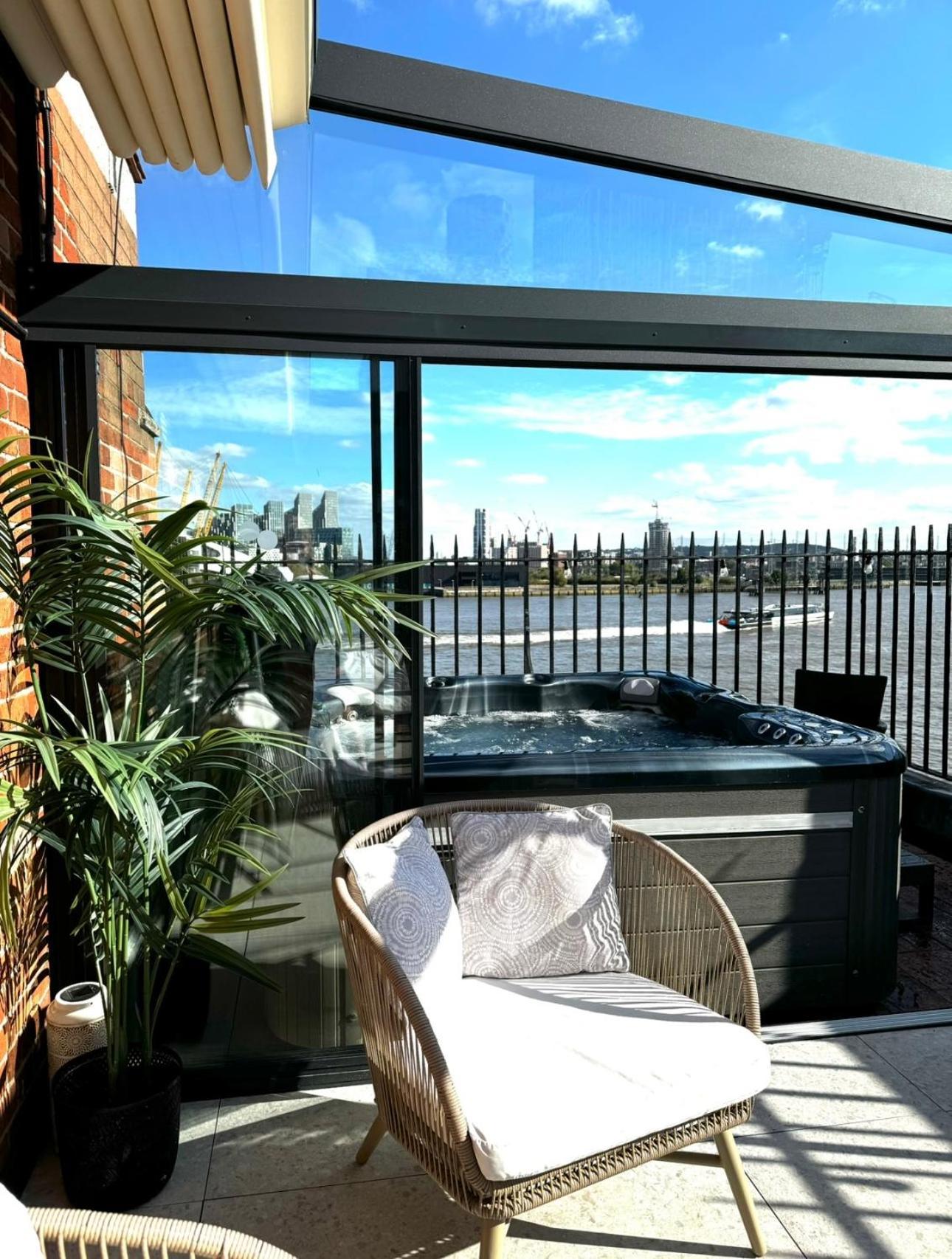3 X Bedroom Riverside Flat With Hot Tub On Roof Terrace London Bagian luar foto
